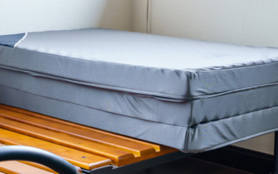 ベッドのマットレスをクリーニングに出す最適な時期や頻度、料金相場は？