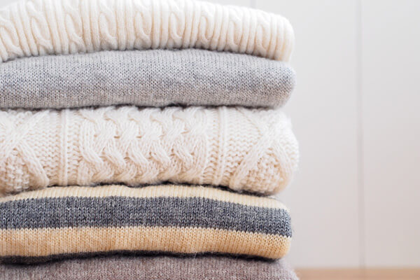 畳んだセーター