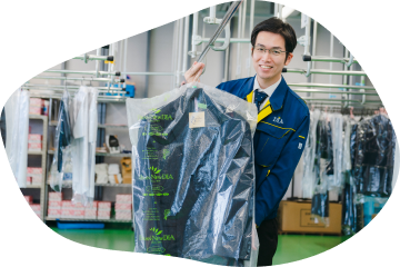 クリーニング作業を行っているスタッフ