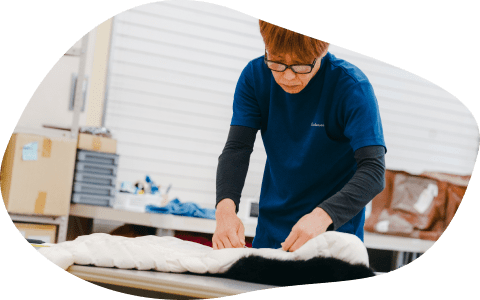 クリーニング作業を行っているスタッフ